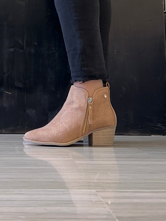 Stivaletto Donna Xti Camel Traforato con Tacco e Doppia Zip