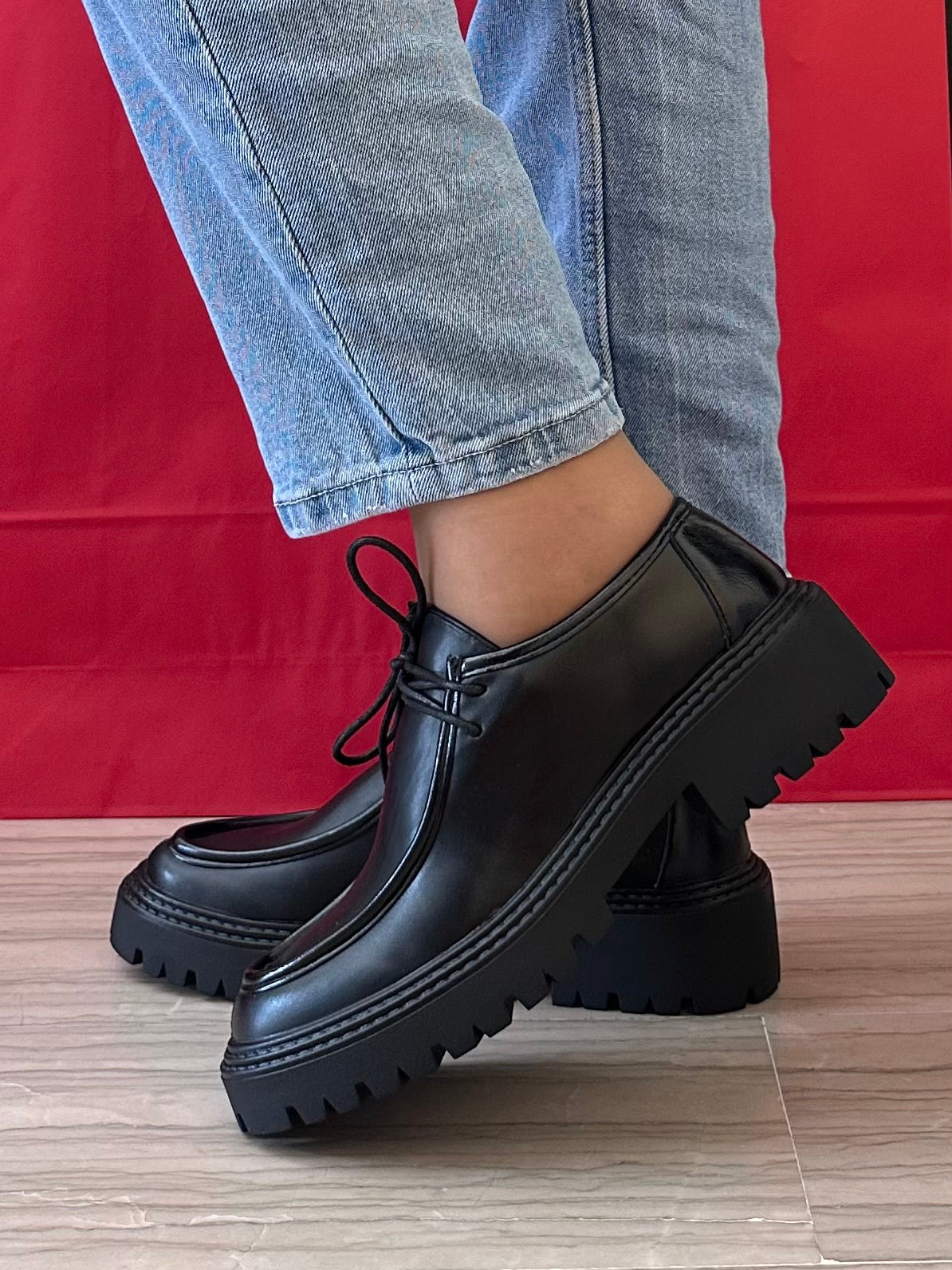 Marina Torres stringata donna nera in similpelle con suola carrarmato