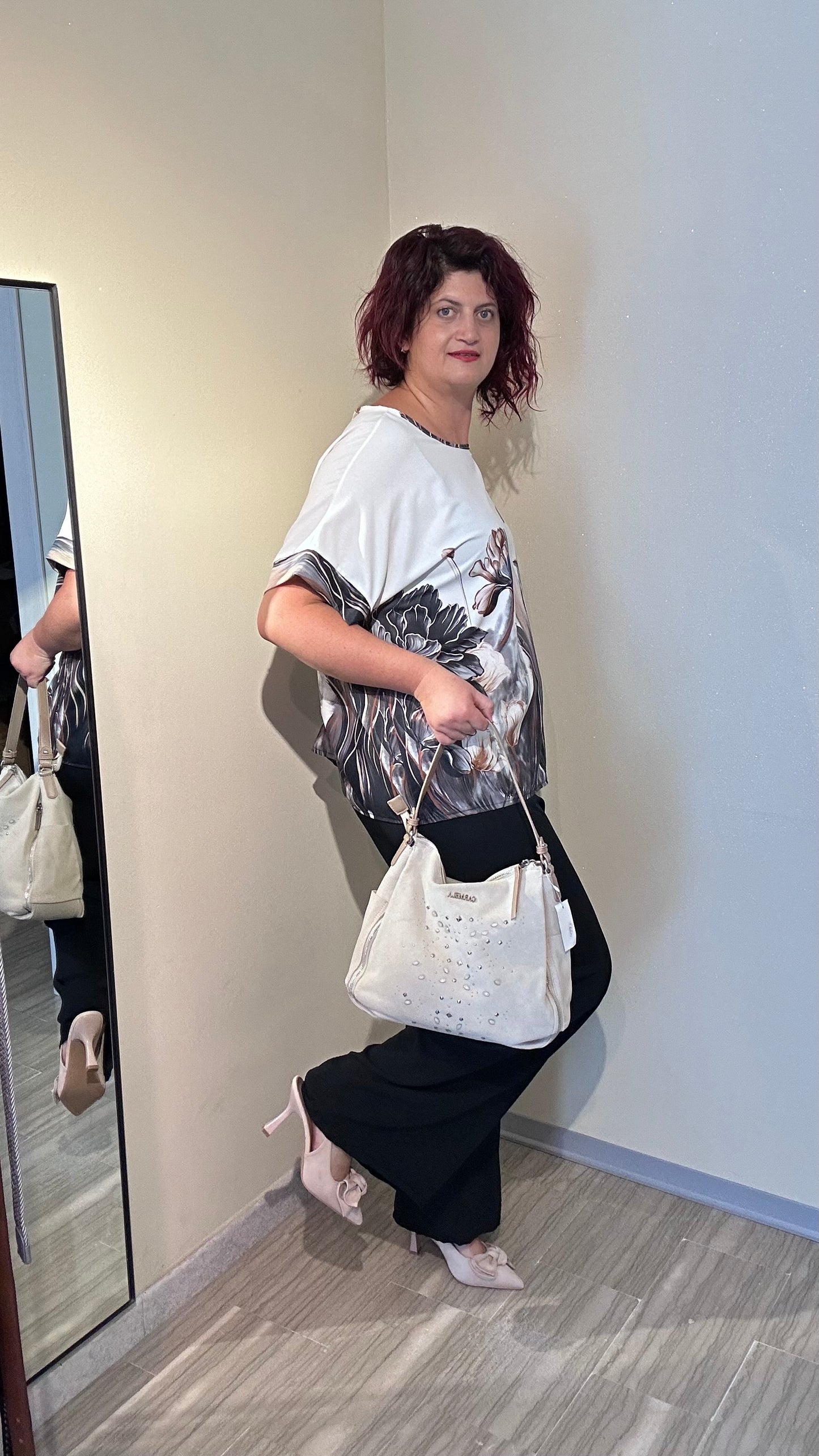 Completo donna elegante con blusa floreale e pantalone palazzo