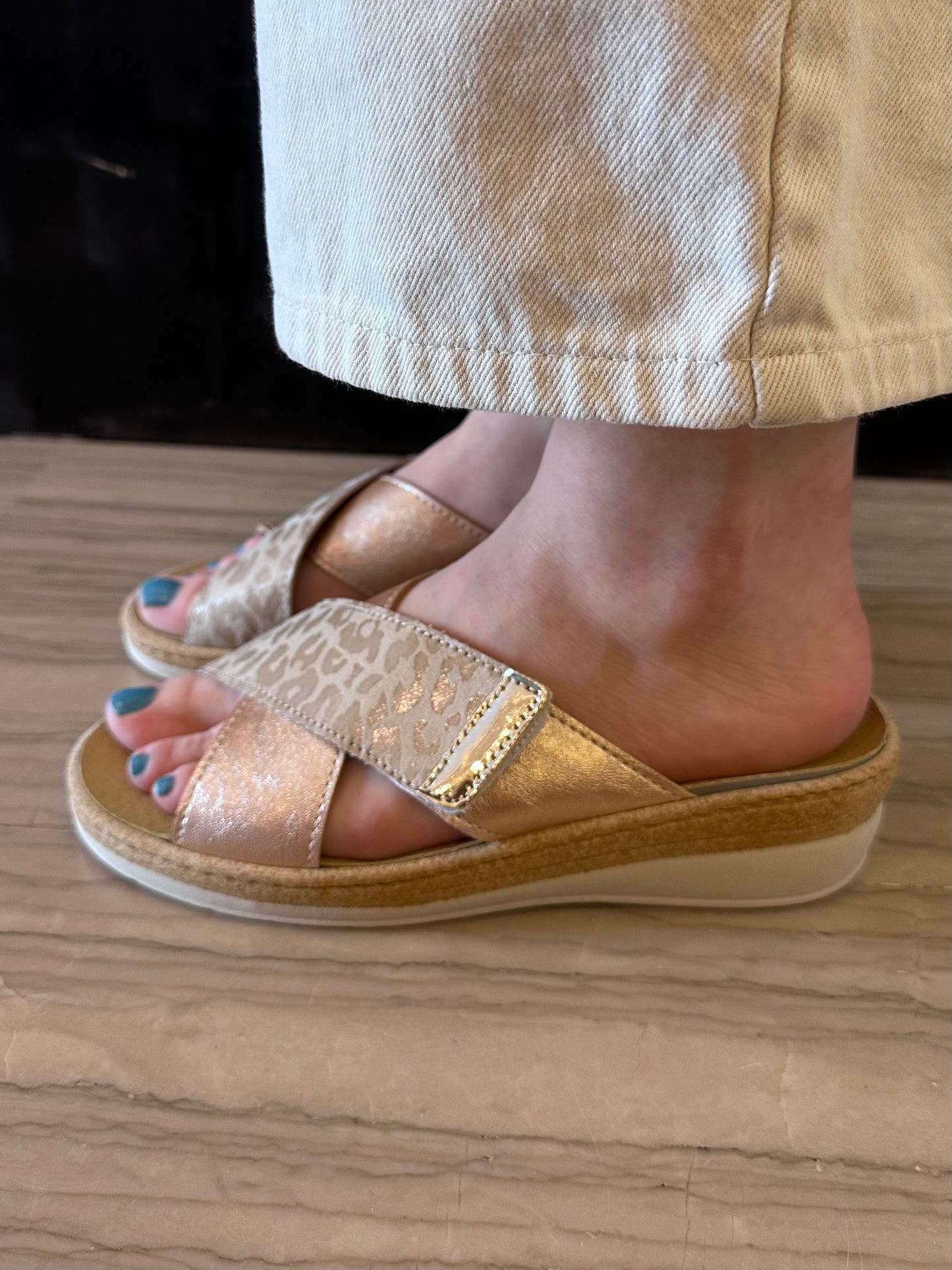 Ciabatta Donna Le Comodelle con Strappo e Plantare Estraibile Beige Oro