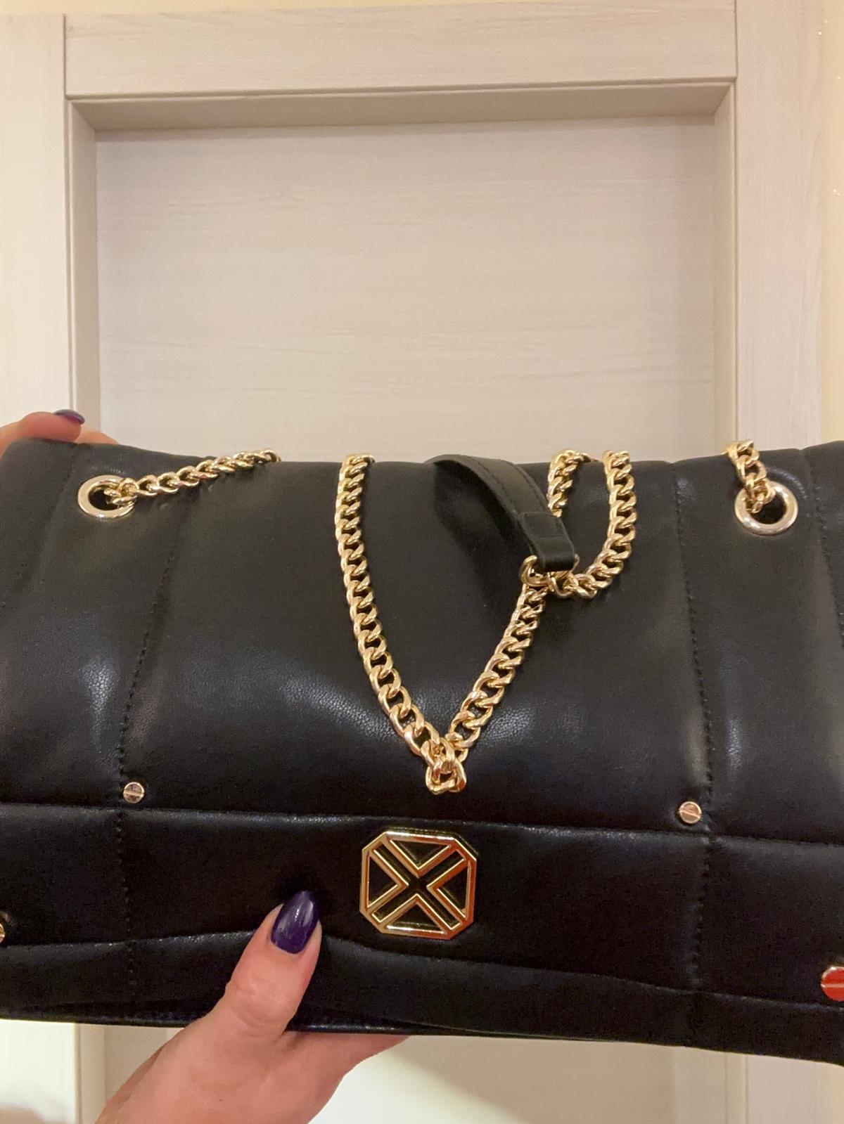 BORSA XTI NERA CON CATENA ORO A SPALLA