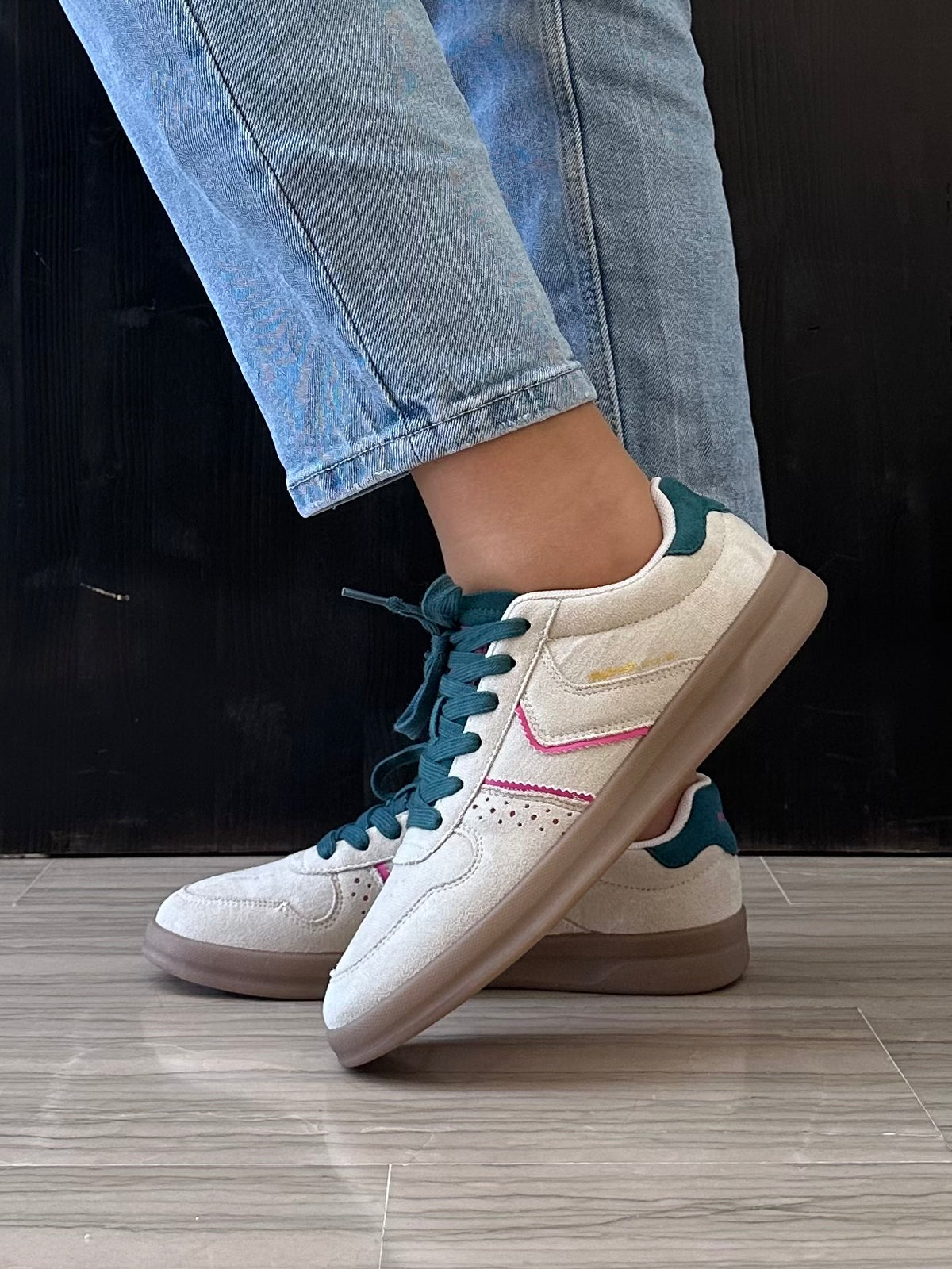 Sneaker donna Refresh beige con dettagli verde petrolio e rosa