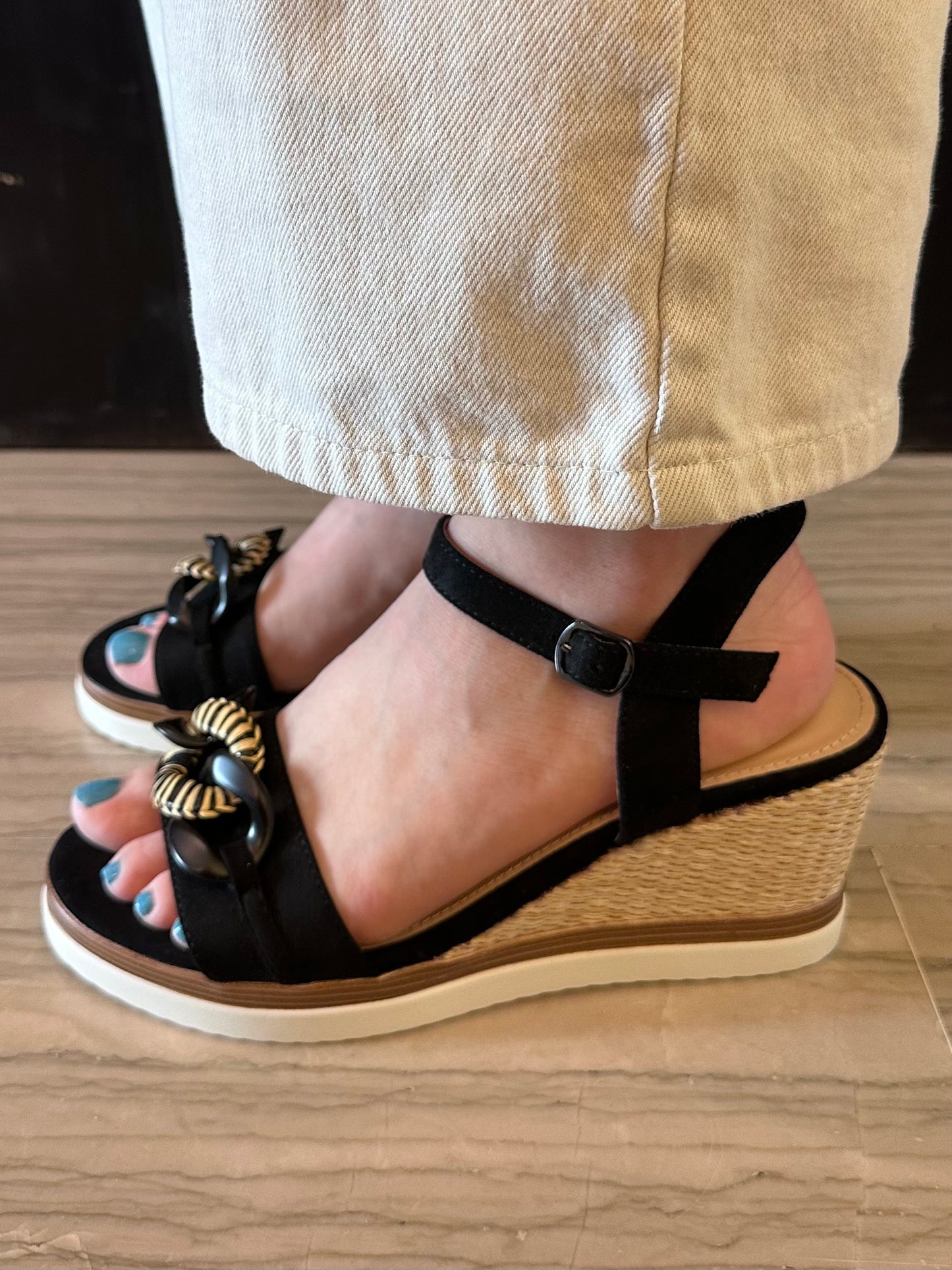 Sandalo Donna Marina Torres Nero con Zeppa e Catena Decorativa