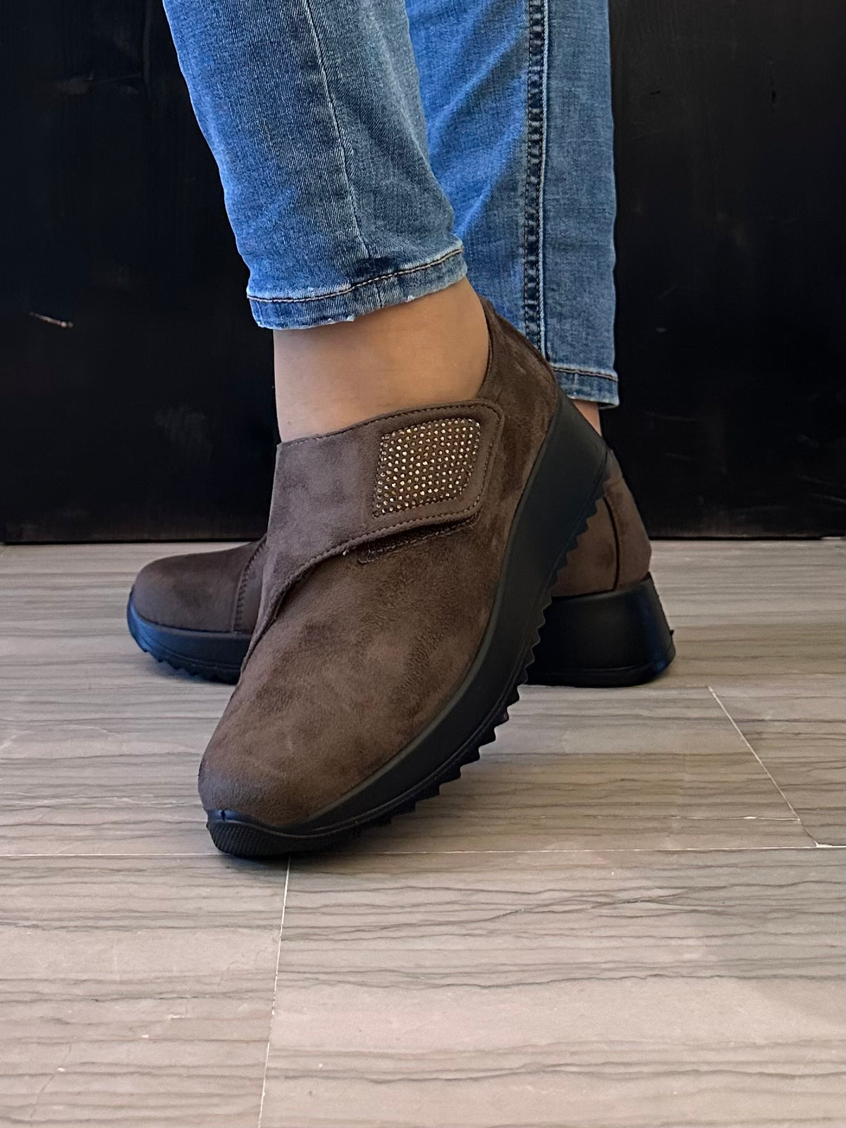 Scarpa donna Moenia Sport marrone con strappo – Linea comoda