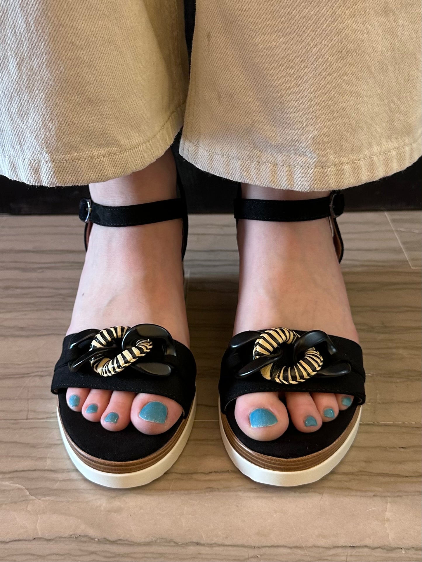 Sandalo Donna Marina Torres Nero con Zeppa e Catena Decorativa