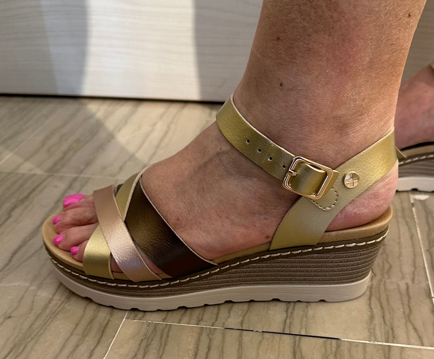 SANDALO XTI DONNA LEGGERO E COMODO ORO E BRONZO