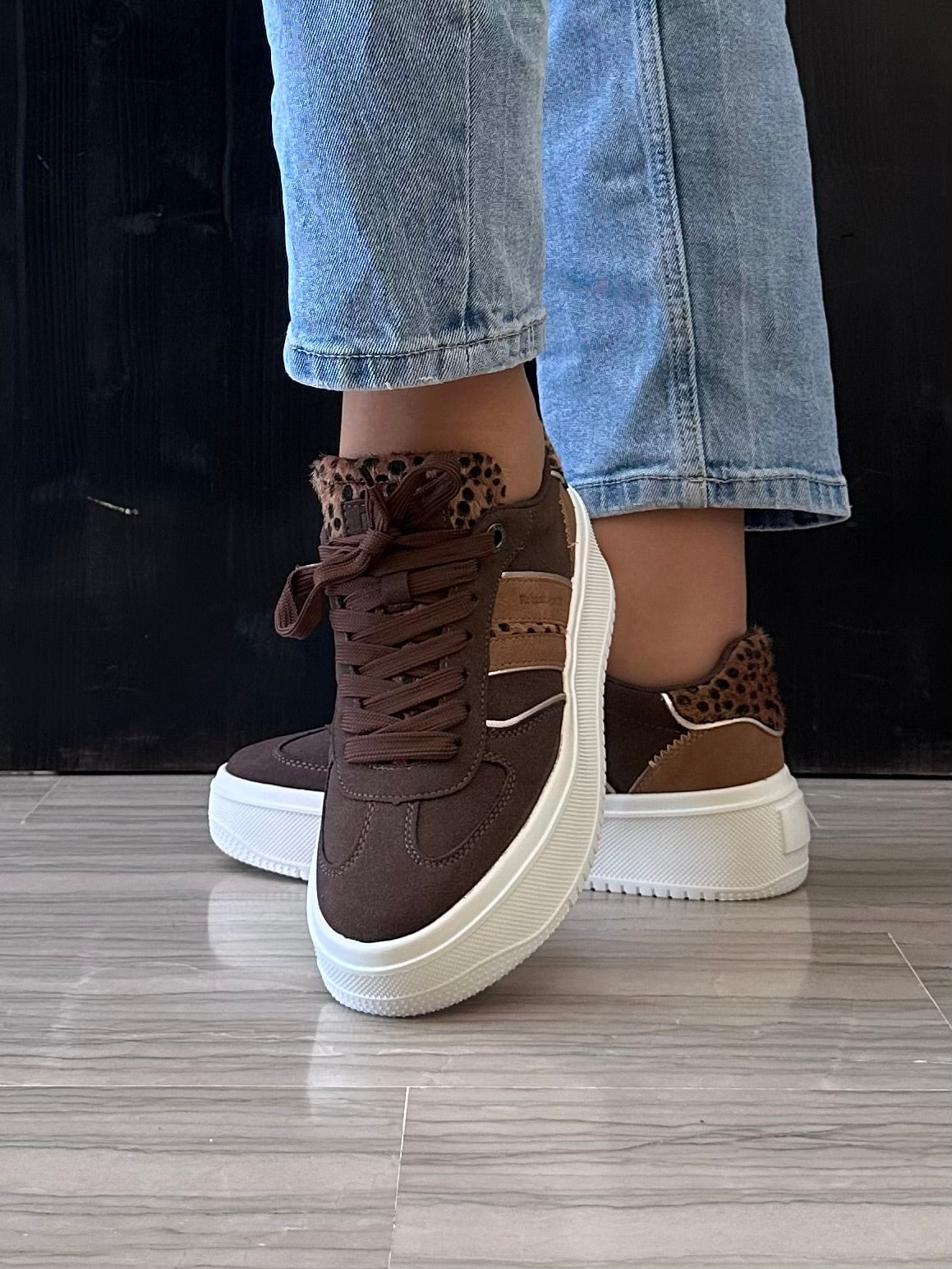 Sneaker donna Refresh marrone con dettagli animalier