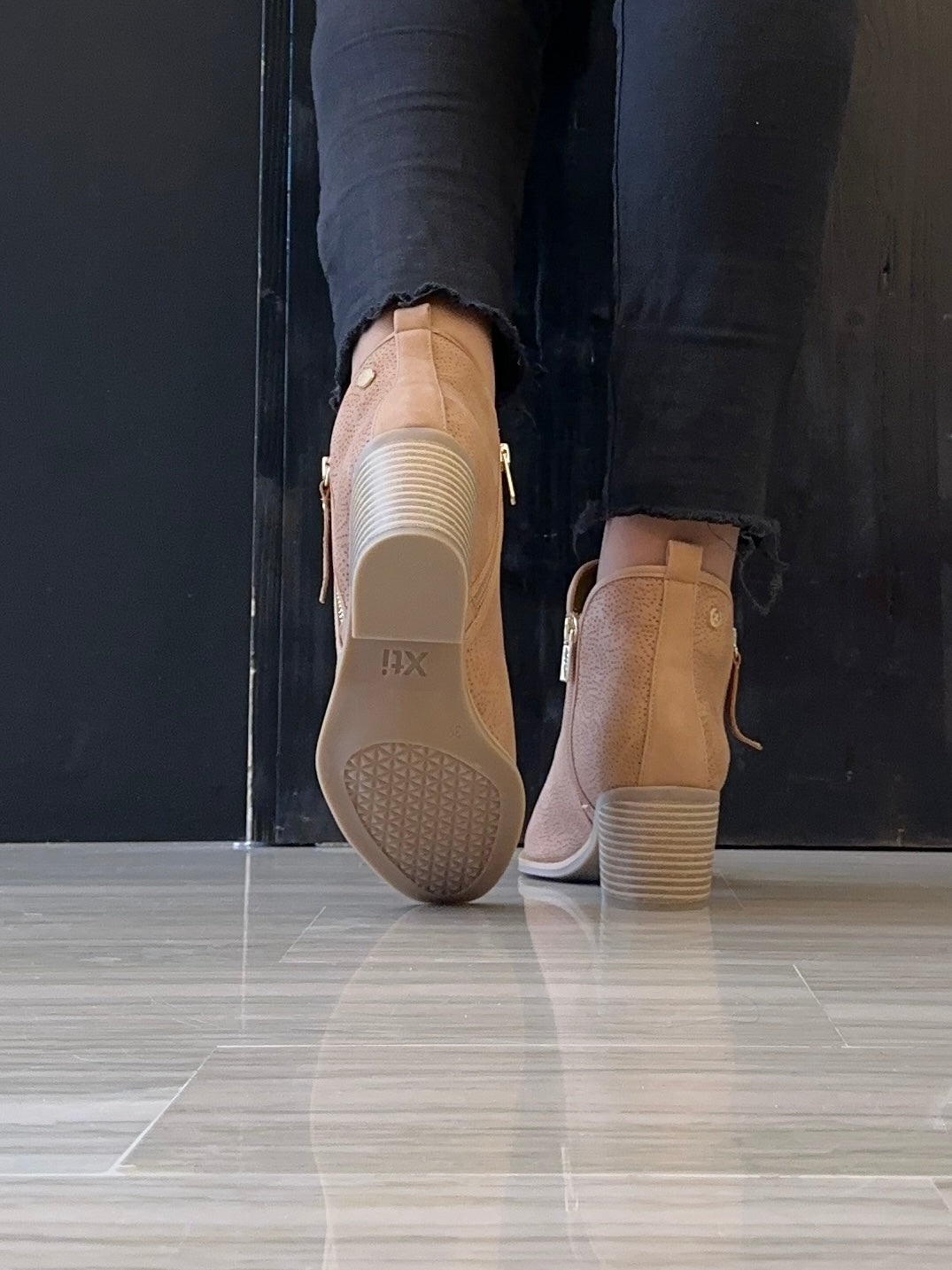 Stivaletto Donna Xti Camel Traforato con Tacco e Doppia Zip