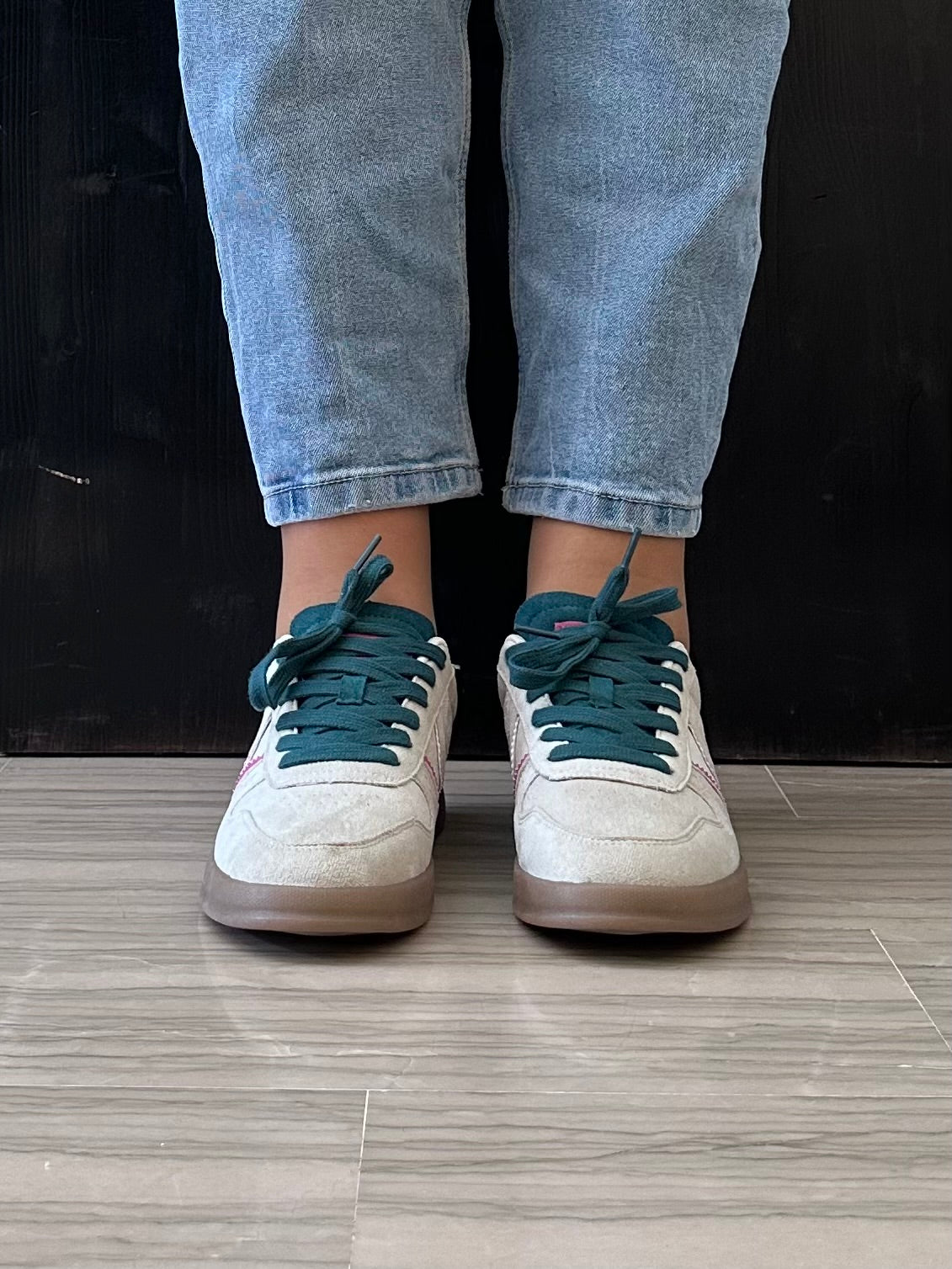 Sneaker donna Refresh beige con dettagli verde petrolio e rosa