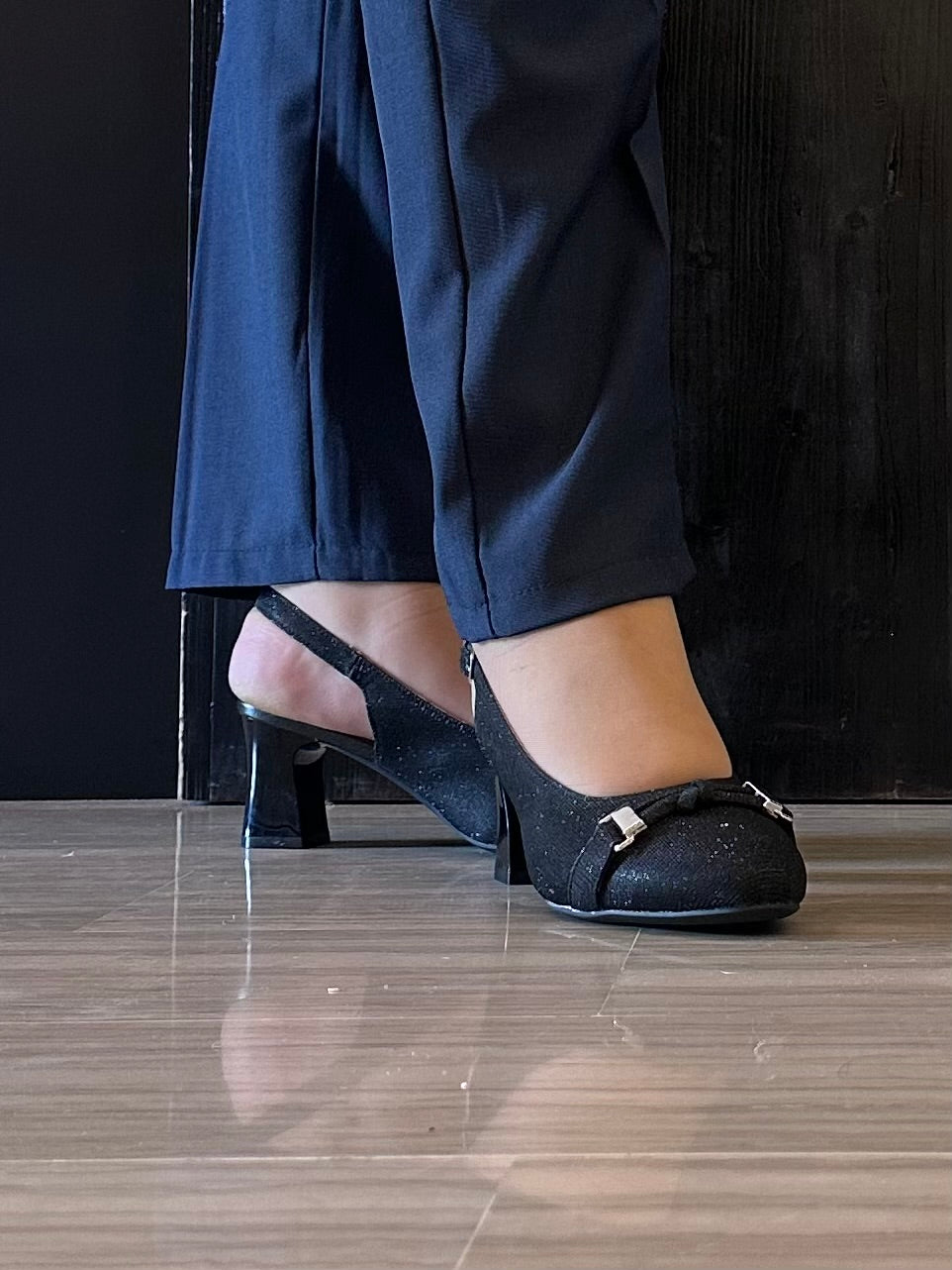 Décolleté Slingback Donna Soft Space Nera Brillante con Tacco Medio