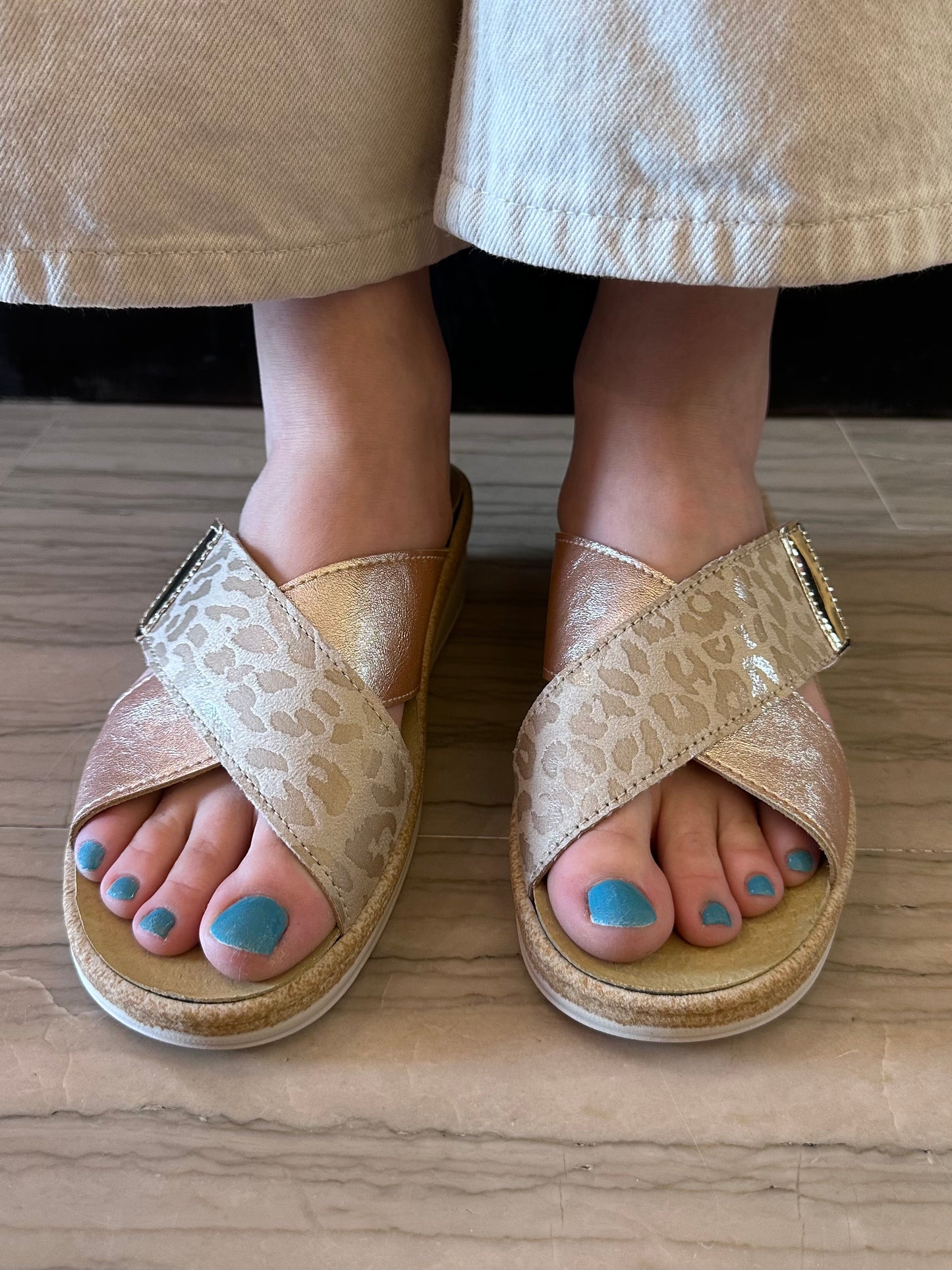 Ciabatta Donna Le Comodelle con Strappo e Plantare Estraibile Beige Oro