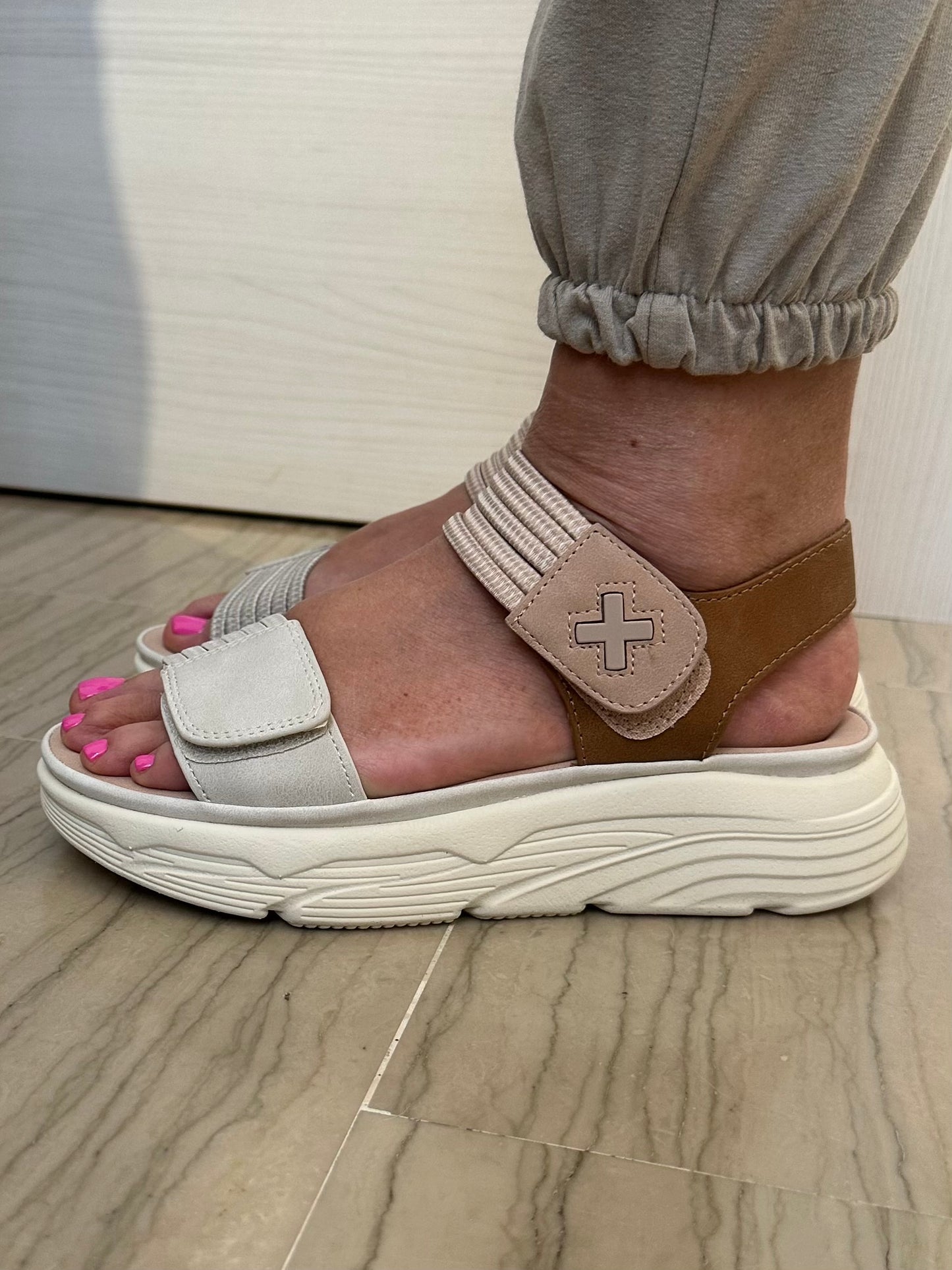 SANDALO XTI DONNA BEIGE CON VELCRO