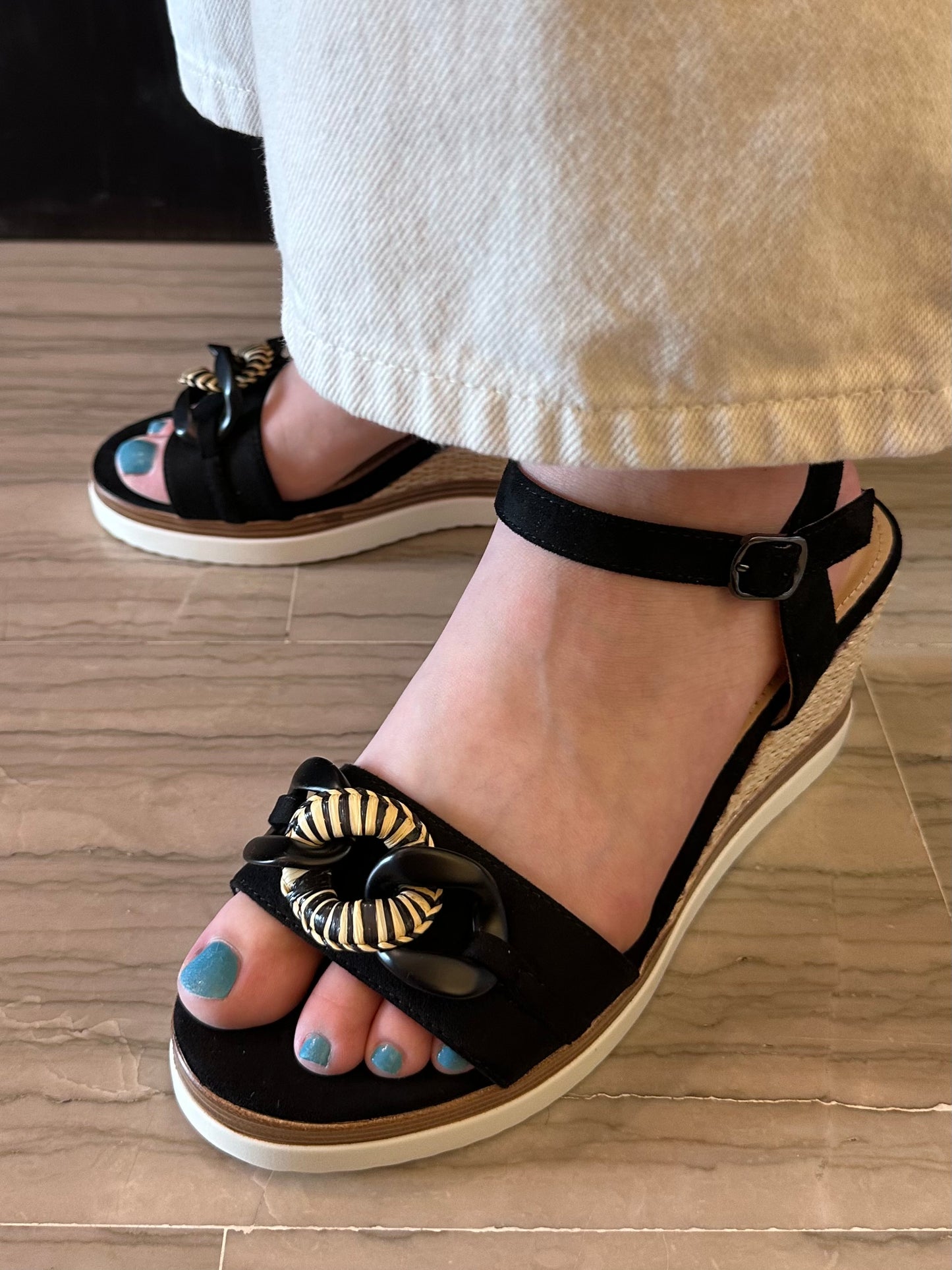 Sandalo Donna Marina Torres Nero con Zeppa e Catena Decorativa