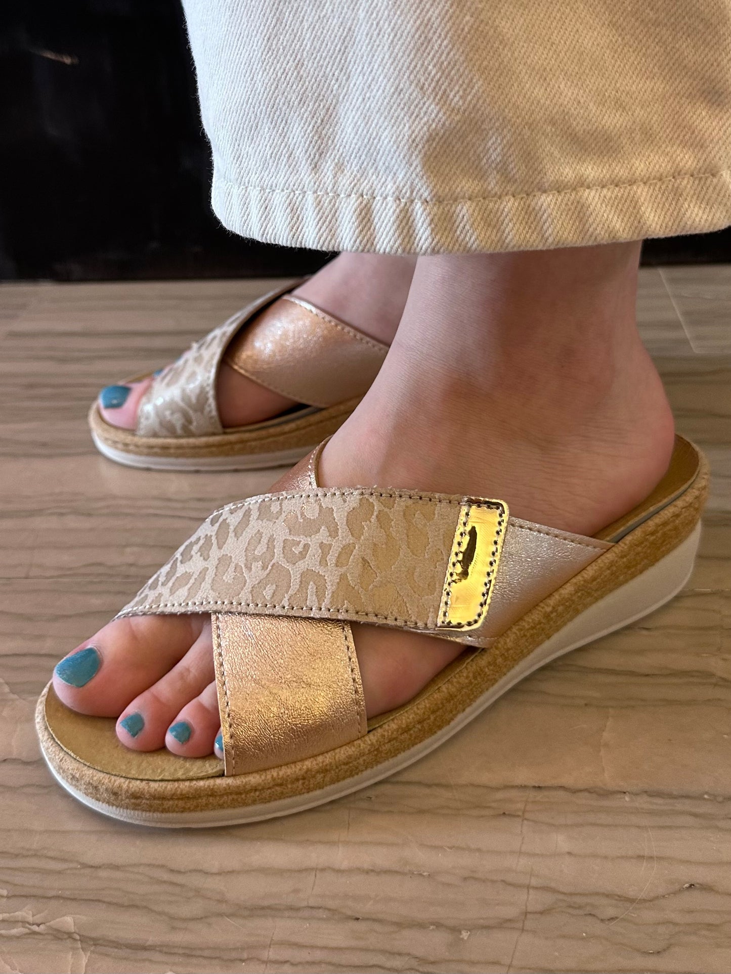 Ciabatta Donna Le Comodelle con Strappo e Plantare Estraibile Beige Oro