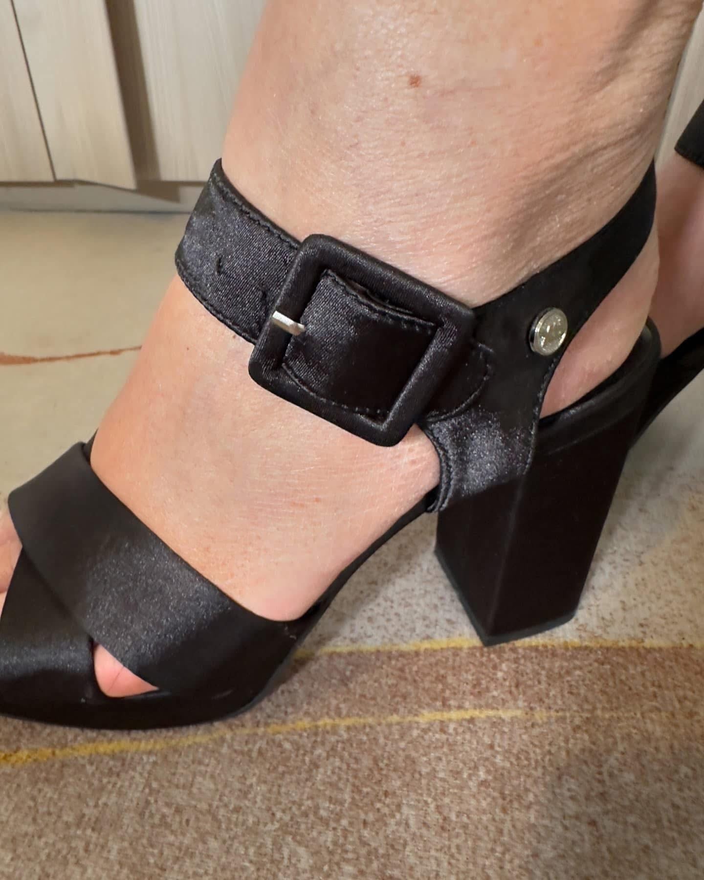 SANDALO XTI DONNA IN RASO NERO CON TACCO ALTO LARGO