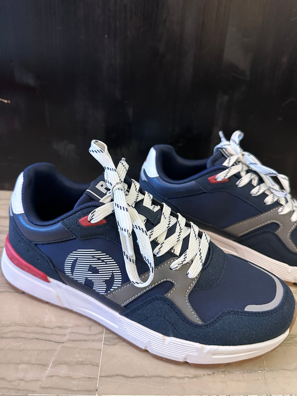 Sneaker Uomo Refresh Blu Navy con Lacci Bianchi e Dettagli a Contrasto
