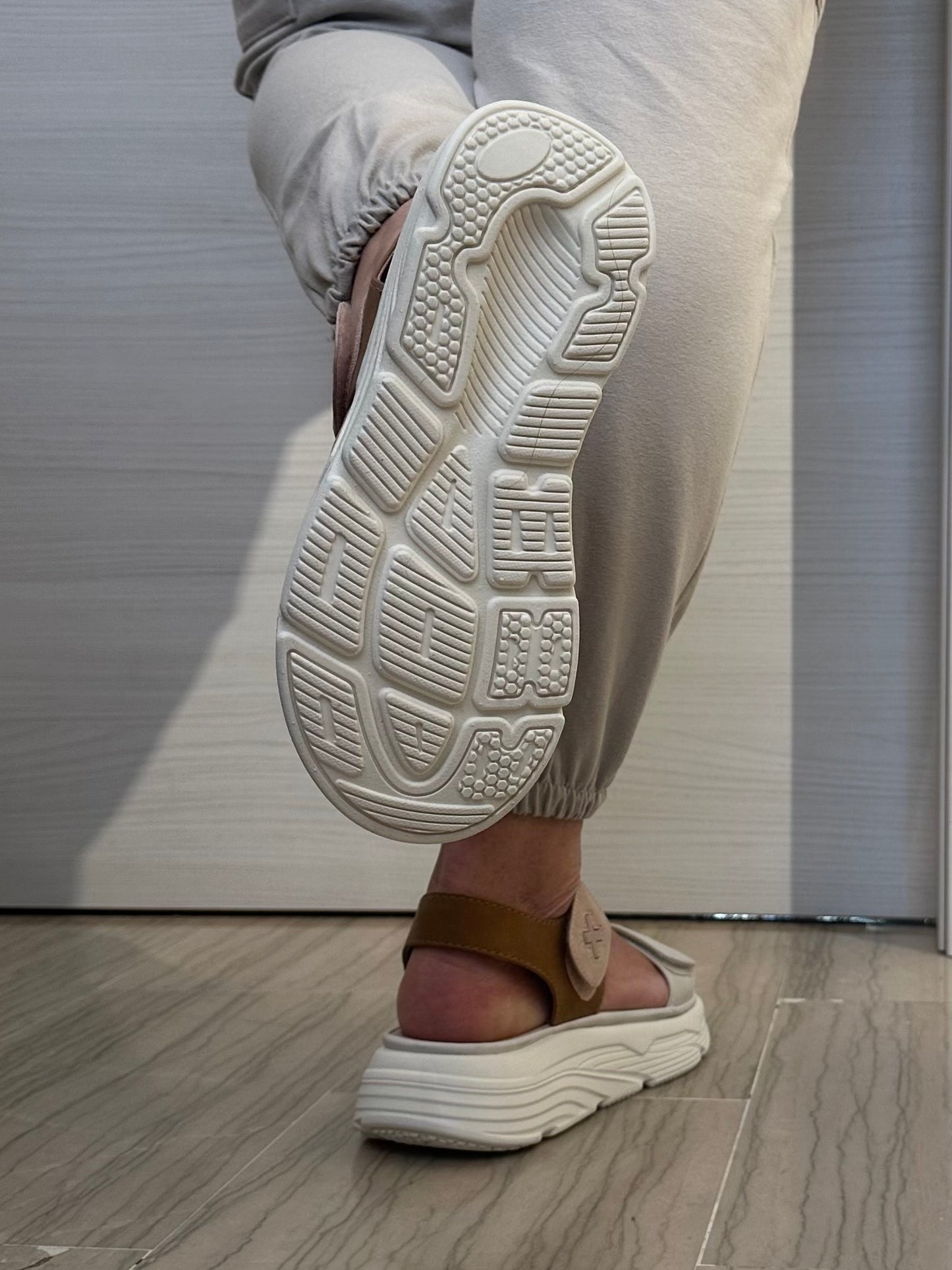 SANDALO XTI DONNA BEIGE CON VELCRO