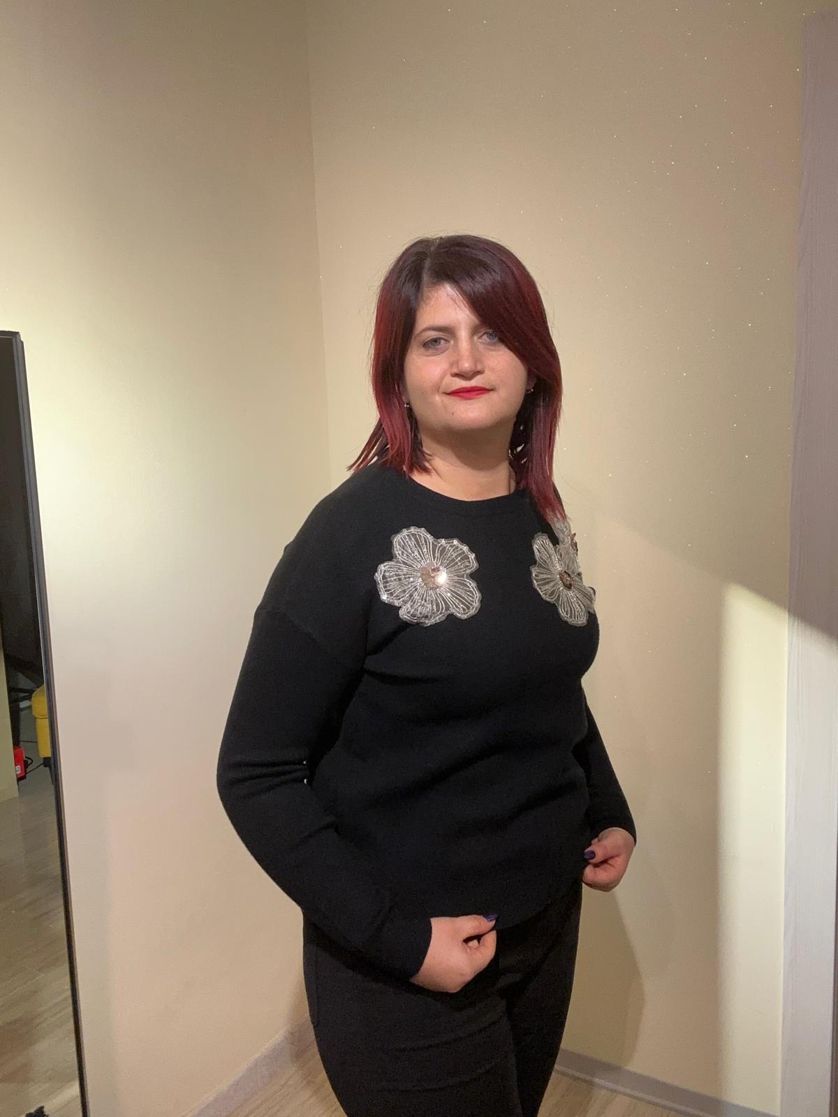 MAGLIA DONNA NERA IN VISCOSA CON FIORI