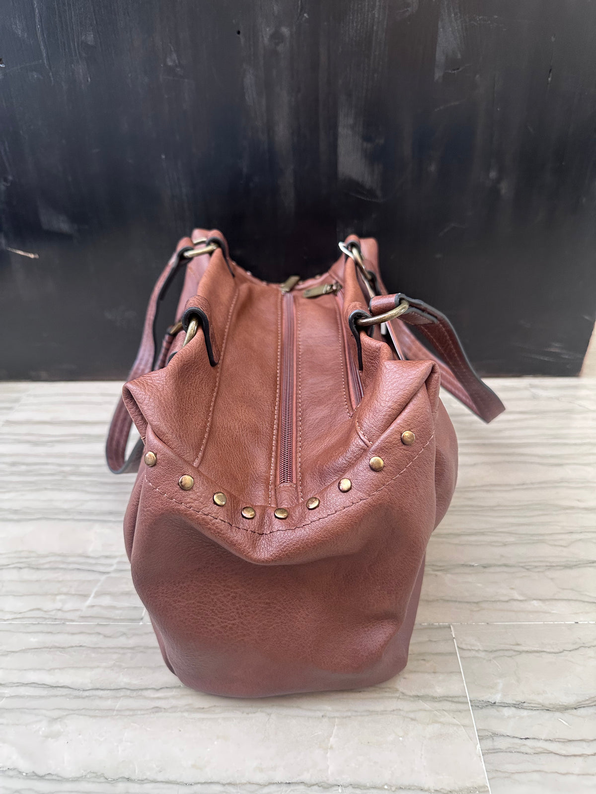 Bauletto Donna Morbido Camel Refresh con Tasche e Borchie