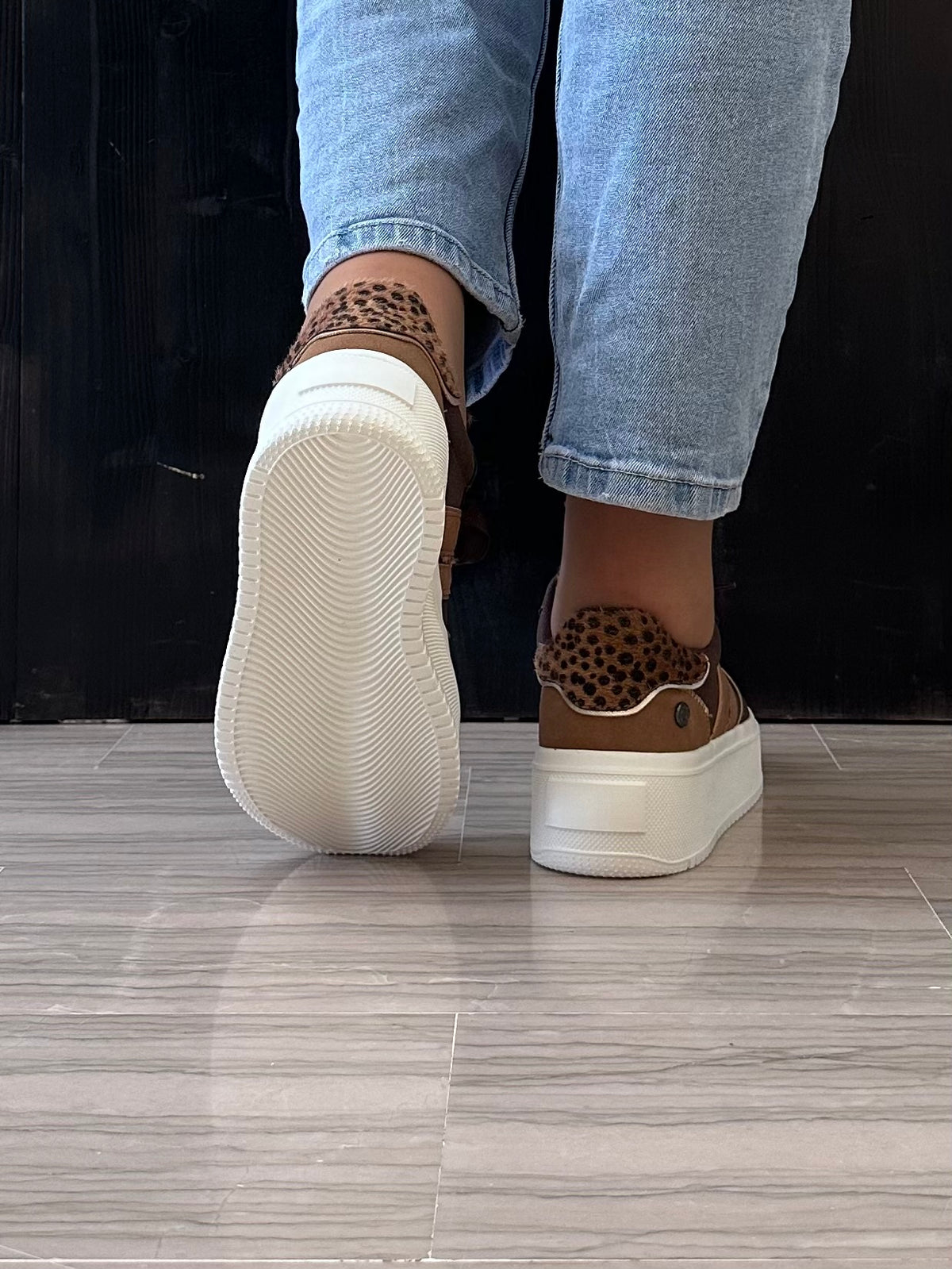 Sneaker donna Refresh marrone con dettagli animalier