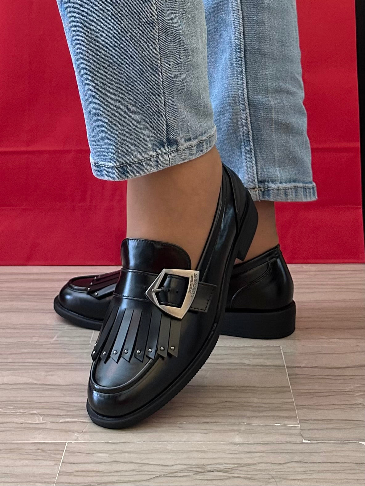 Marina Torres mocassino donna nero con fibbia e frange