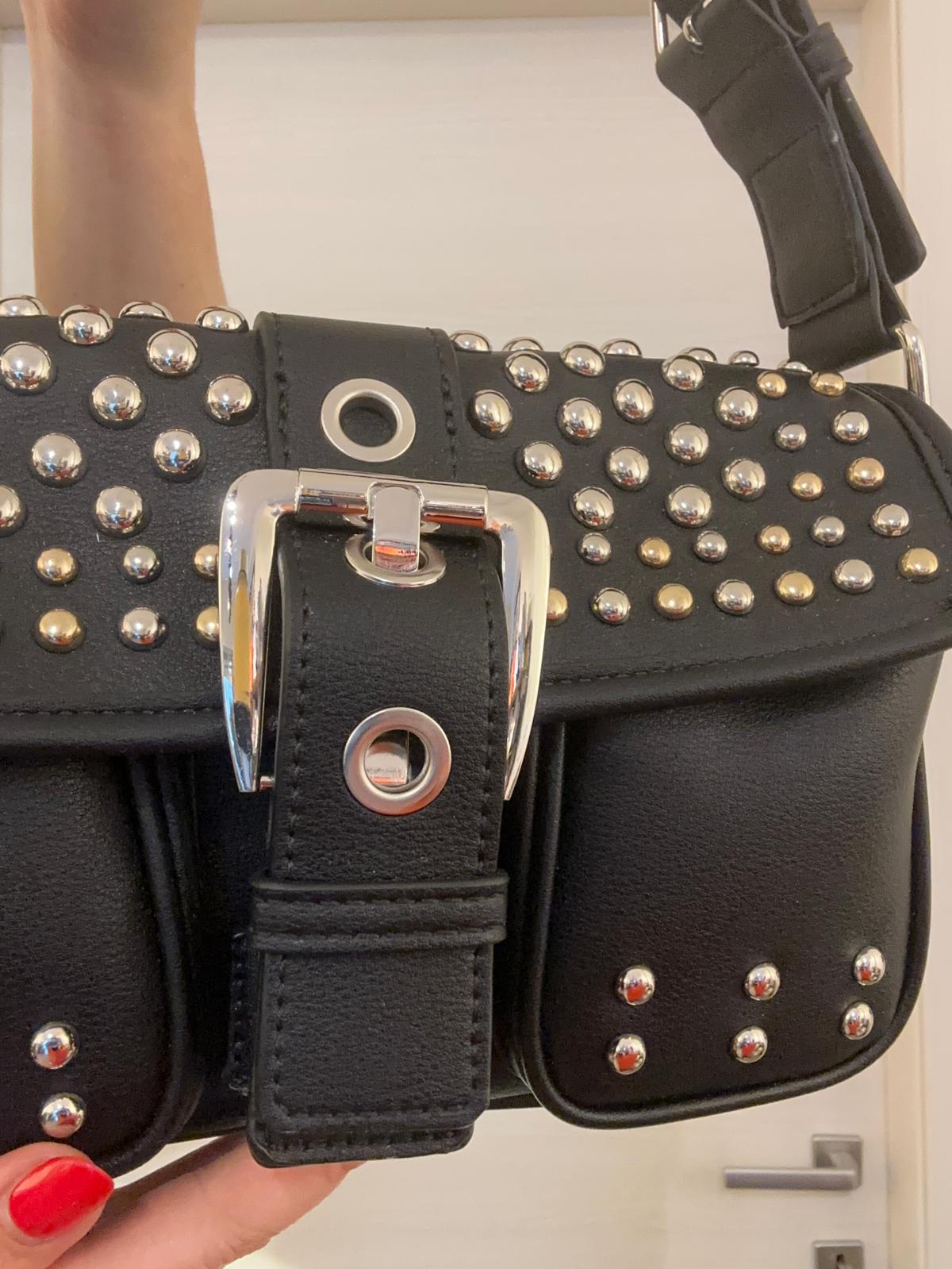 BORSA DONNA XTI NERA CON BORCHIE E FIBBIA