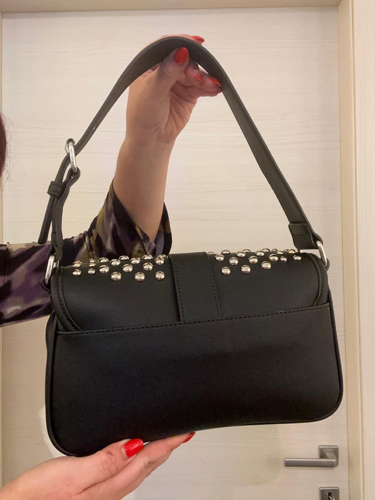 BORSA DONNA XTI NERA CON BORCHIE E FIBBIA