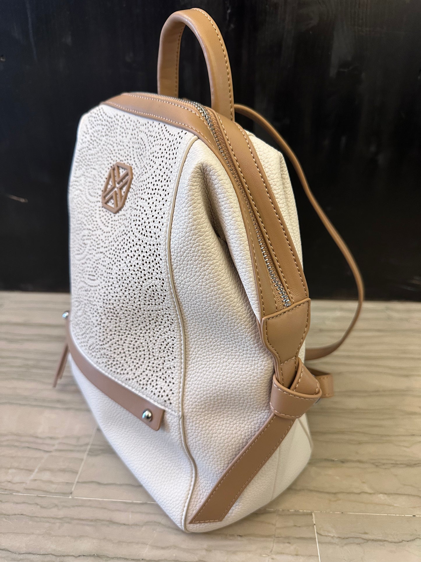 Zainetto Beige con Dettagli Cuoio e Zip Argento – Backpack Casual Chic 31 cm