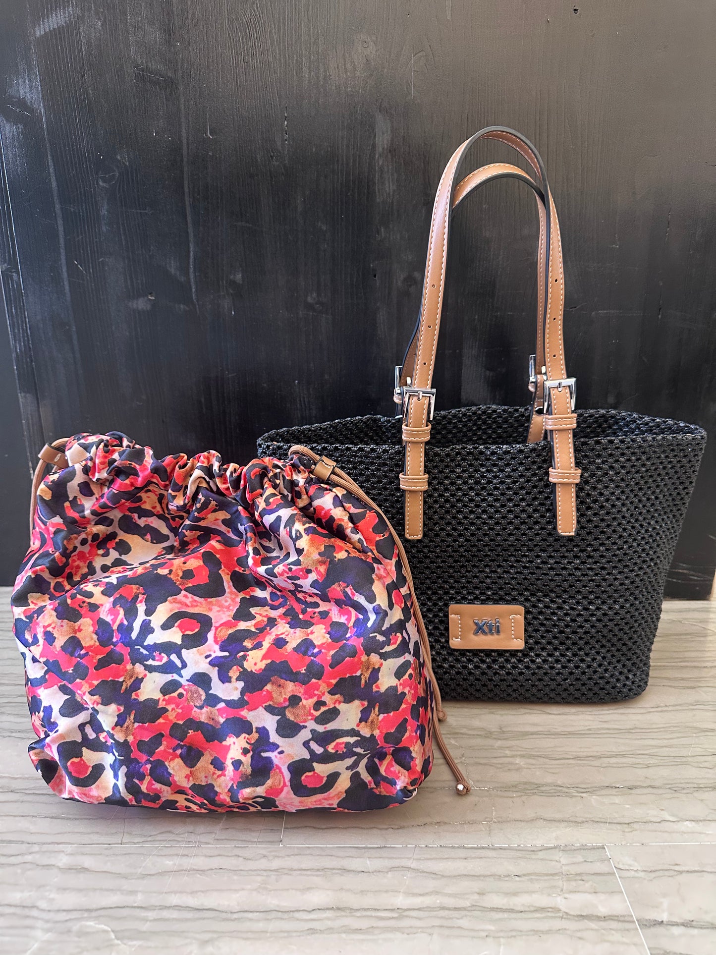 Borsa estiva donna Xti nera intrecciata con pochette interna fantasia – capiente, pratica e versatile