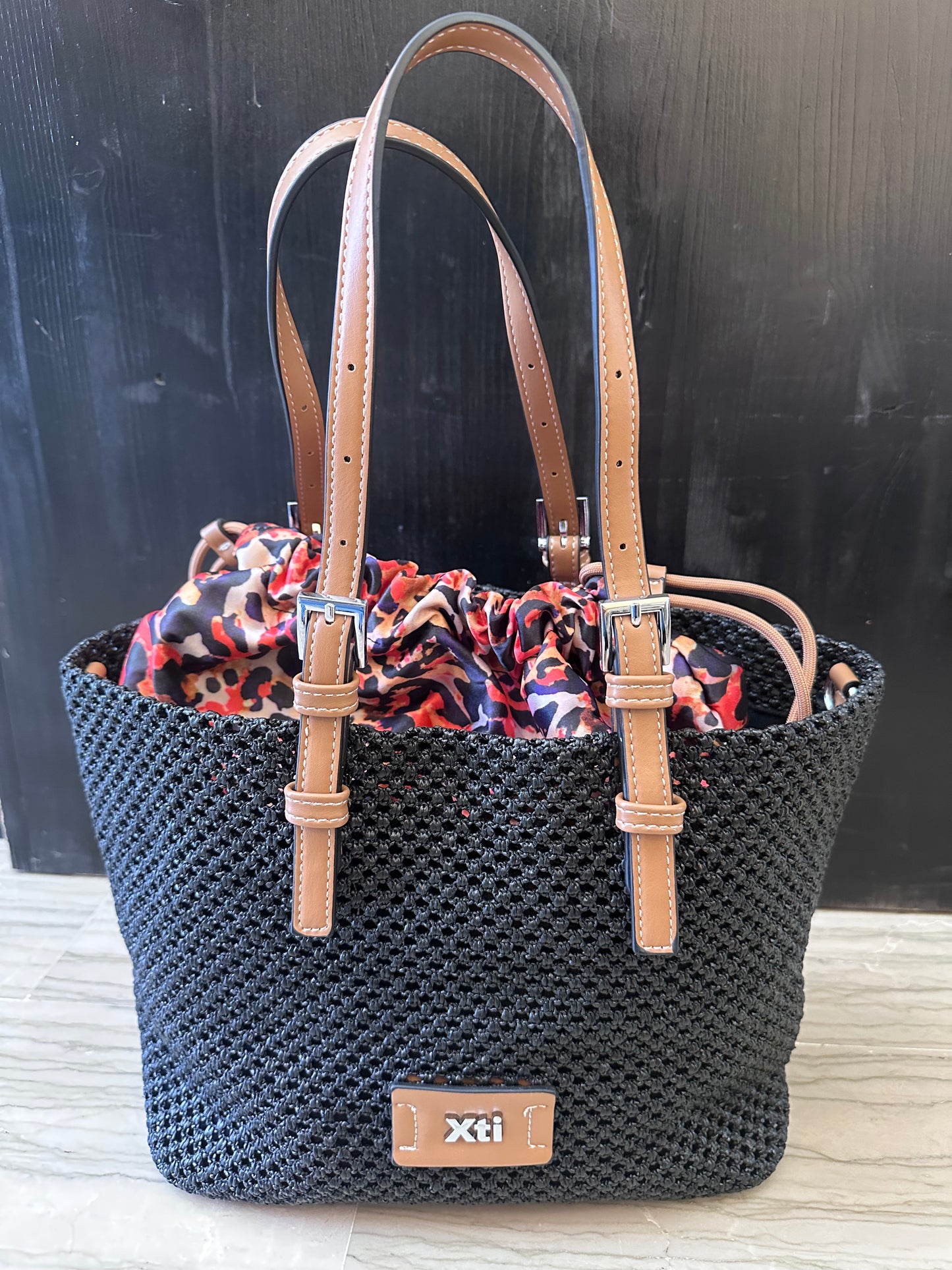 Borsa estiva donna Xti nera intrecciata con pochette interna fantasia – capiente, pratica e versatile