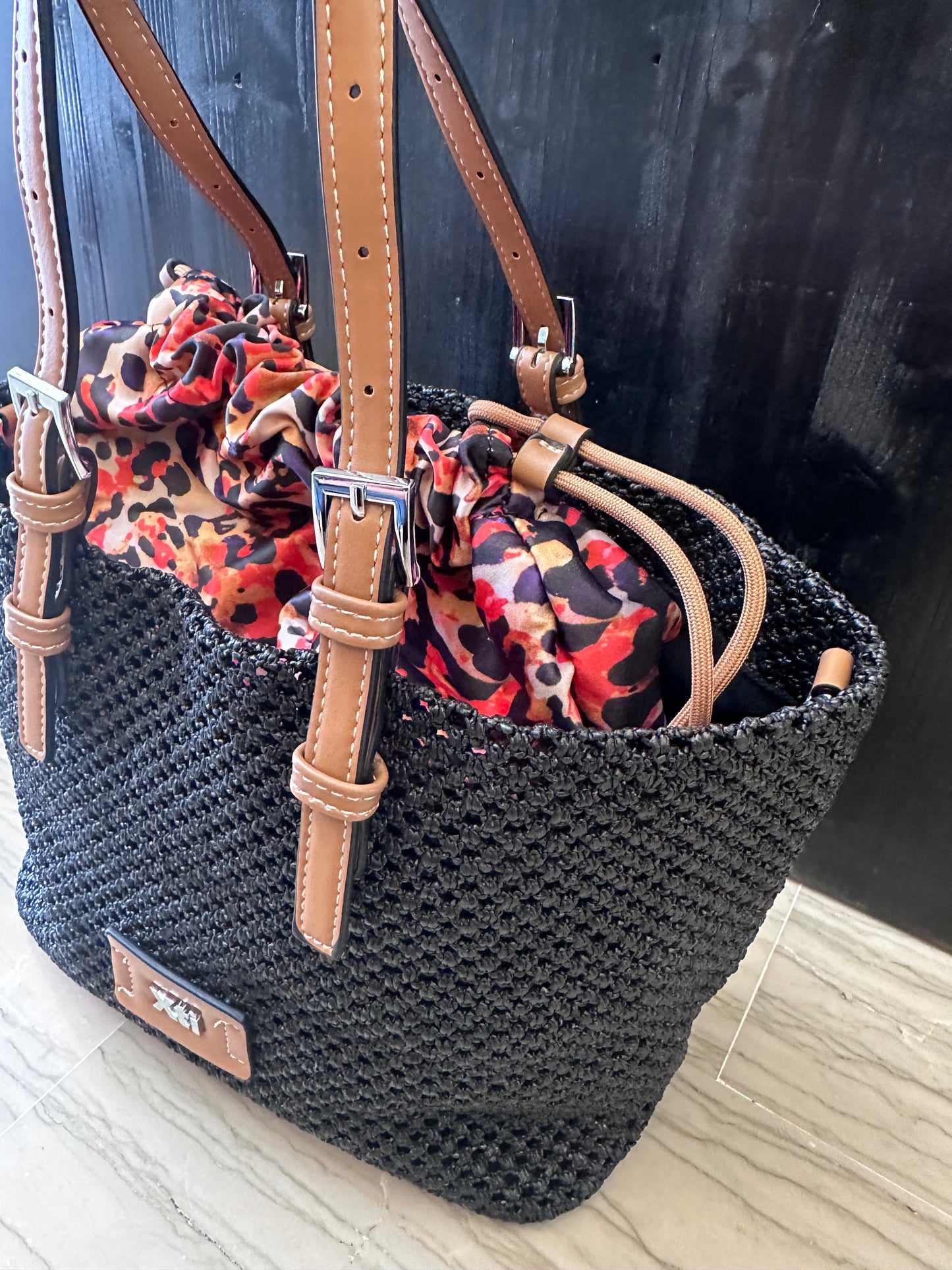 Borsa estiva donna Xti nera intrecciata con pochette interna fantasia – capiente, pratica e versatile