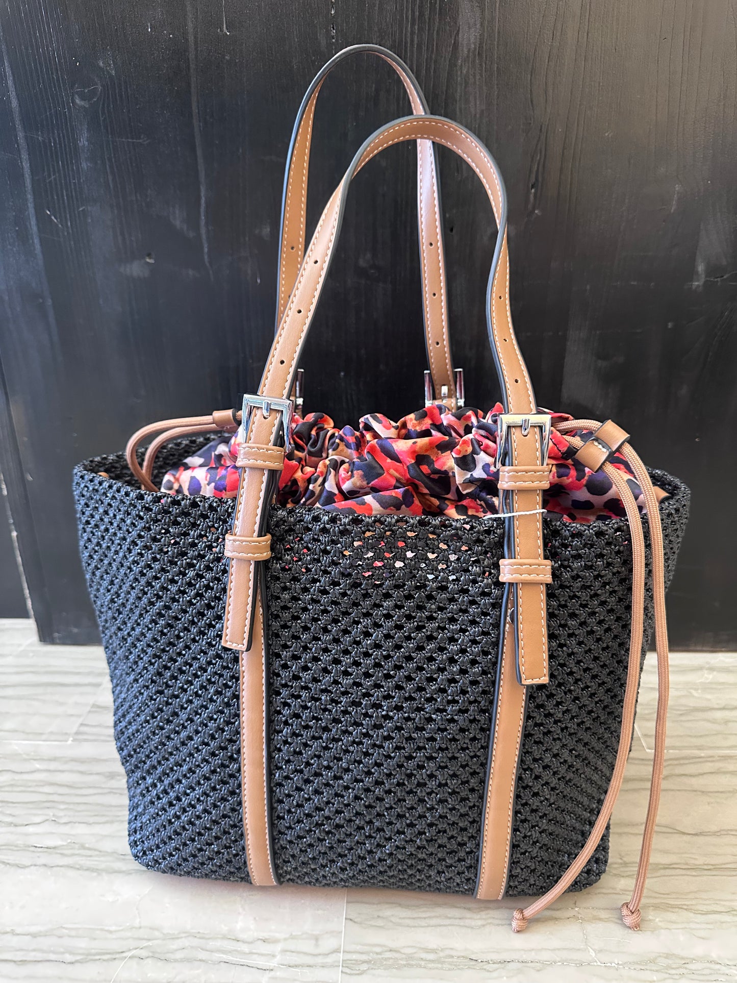 Borsa estiva donna Xti nera intrecciata con pochette interna fantasia – capiente, pratica e versatile